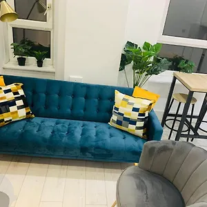 Cheerful West End Apartment: Cozy 2-bedroom Near Centre Apartment