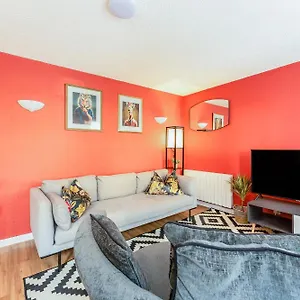 Spacious 2-bedroom Main Door With Private Parking Glasgow