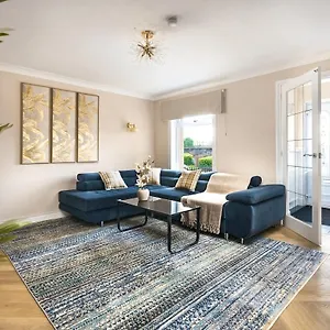 Holiday home Spacious 3 Bed In With Free Parking *