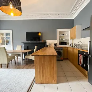 Spacious 3 Bedroom Victorian Flat Centre Apartment *