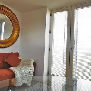 The Perfect Break, Harbour Apartment *
