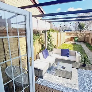Beautiful 2bed House With Garden, Walking Distance To Town - Free Parking *