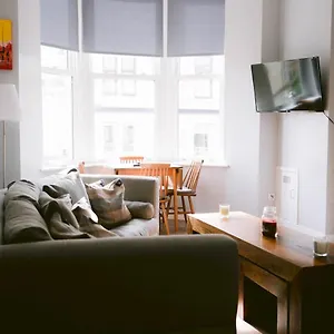 Pass The Keys Lovely Traditional 2 Bedroom Flat In West End