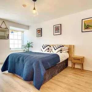 Lovely 2 Bedroom Garden Flat In Trendy West End Apartment *