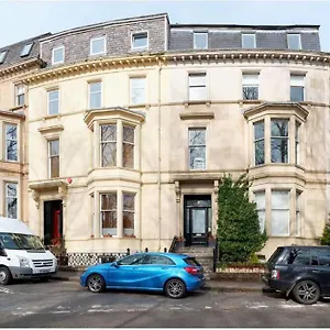 Flat Overlooking Botanic Gardens