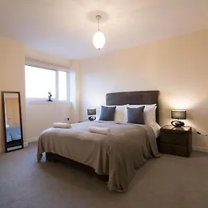 Executive 2 Bed 2 Bath - Free Parking Apartment Glasgow