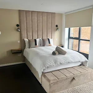 Holiday home - 5 Bedrooms 4 Bathrooms - Private Parking