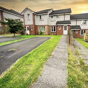 - Entire House - Free Parking , Free Super Fast Wifi , Private Garden & Parking Security *