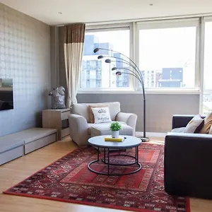 Riverside Flat With Stunning Views * Glasgow