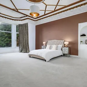 Extravagant 6 Bed Victorian Townhouse With Hot Tub *