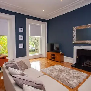 Stunning 2 Bed In Ideal Location Apartment *