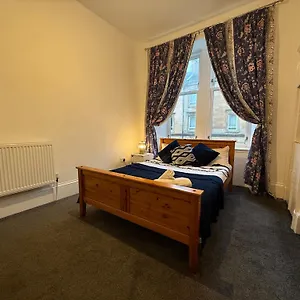 2 Bed Flat - Street Parking *