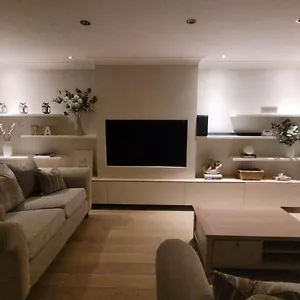 Stylish Modern 3 Bedroom House Free Parking Holiday home Glasgow