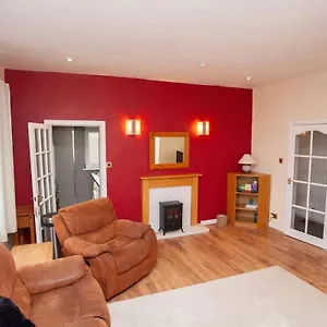 3 Bed Flat With Parking Lejlighed *