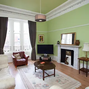 Spacious 4-bedroom Retreat In Apartment