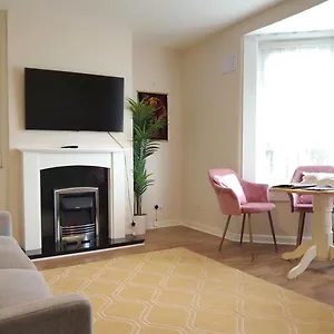 Holiday home - Beautiful Two Bedroom House In & Free Parking