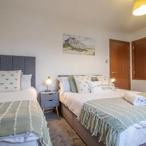 Glasgow, Spacious, 2 Bed With Parking Holiday home Glasgow