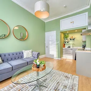 Apartment 3-bed Flat Free Parking 10 Mins To Centre *