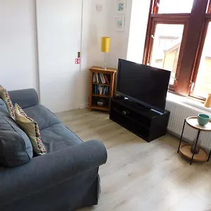 Modern Bright In South * Glasgow