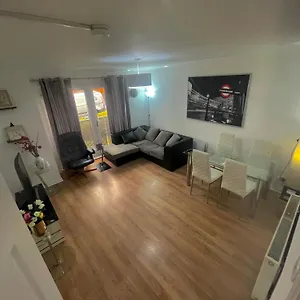 3 Beds, 2 Bedrooom Near Centre Apartment