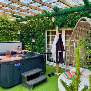 Finn Village - Loch Lomond Villa - The Jungle Room With A Private Hot Tub Guest house