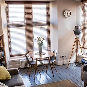 Anchored - Unique In Glasgow's West End Apartment Glasgow