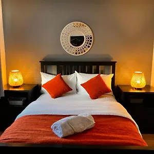 Urban Escape Free Parking 20min Walk To Center Holiday home