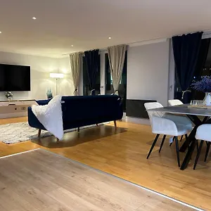 Apartment La *